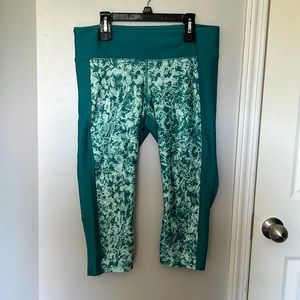 Blue-green Patterned Under Armour HeatGear Compression Capri Leggings Size Large
